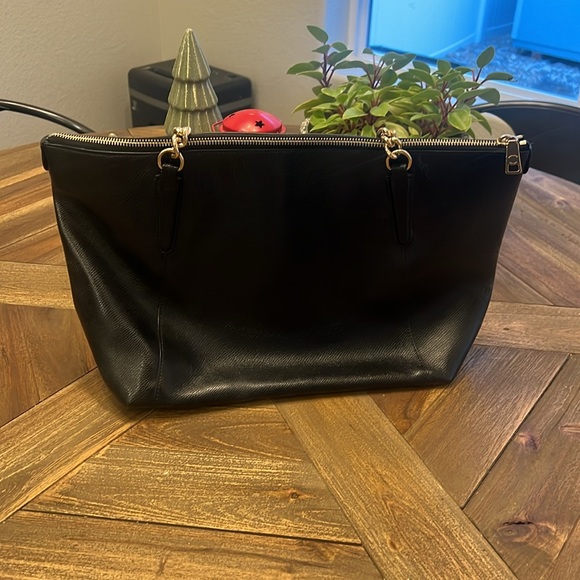 Coach shoulder bag. - Picture 3 of 5